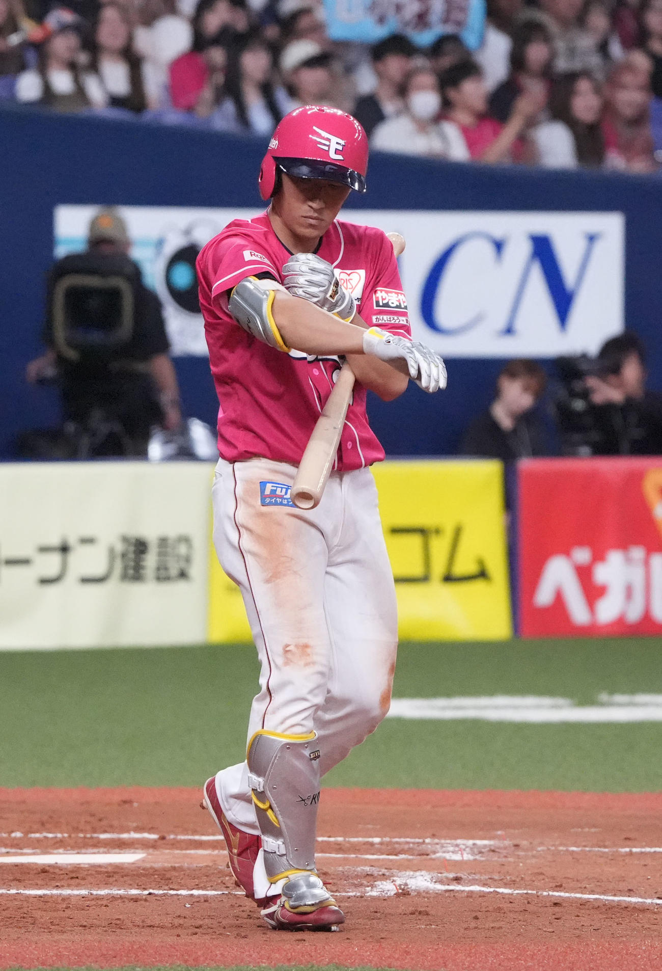 オリックス対楽天　8回表楽天1死満塁、押し出し四球を選ぶ小深田（撮影・森本幸一）