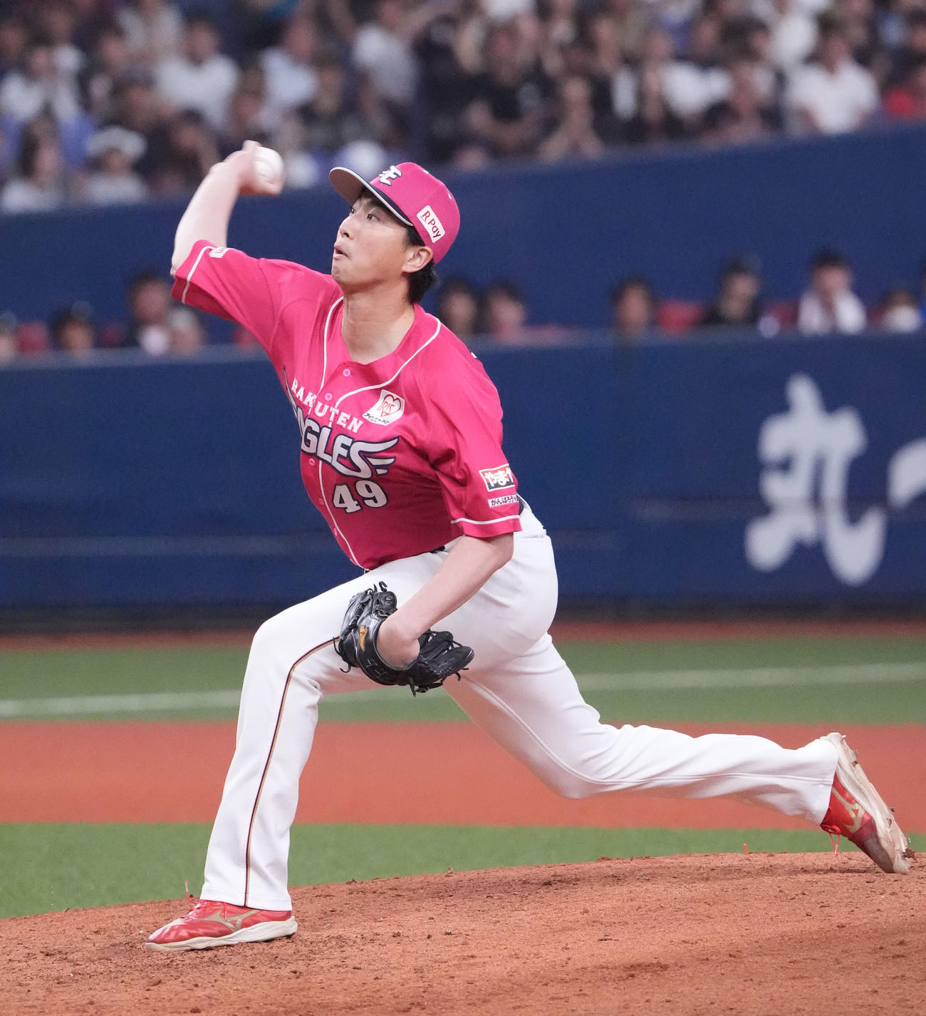 オリックス対楽天　8回裏オリックス1死三塁、楽天2番手で登板する西垣（撮影・森本幸一）