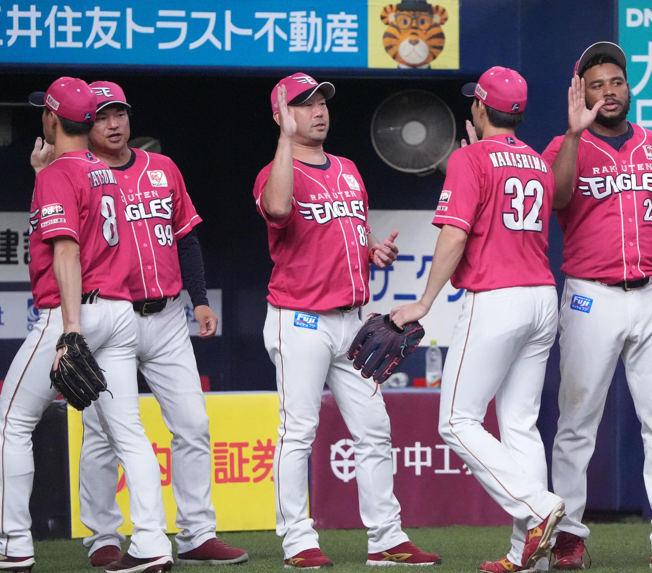 オリックス対楽天　試合終了、オリックスに連勝し三木監督（中央）はナインを迎える（撮影・森本幸一）