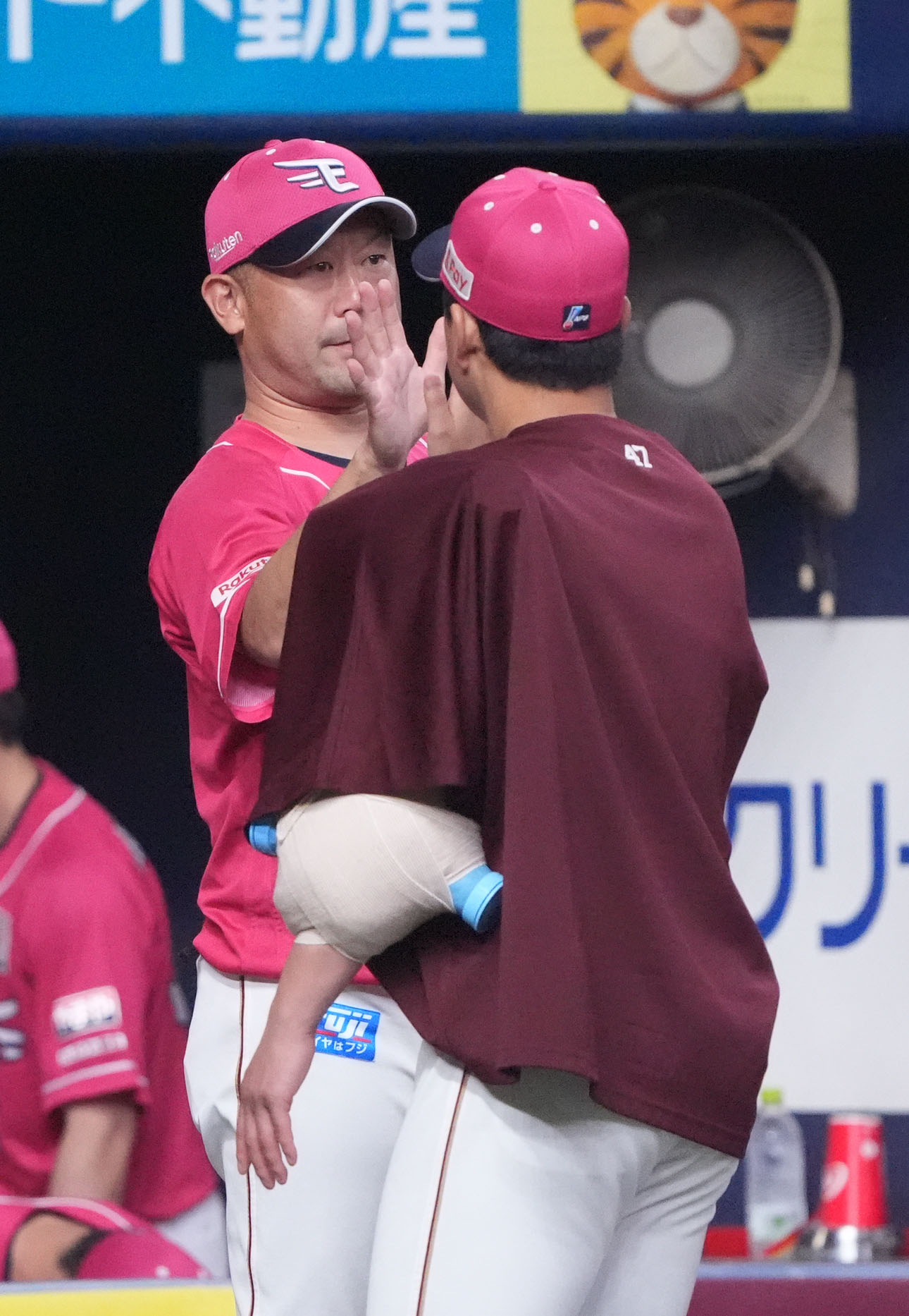 オリックス対楽天　試合終了、オリックスに連勝し三木監督（左）はナインを迎える（撮影・森本幸一）
