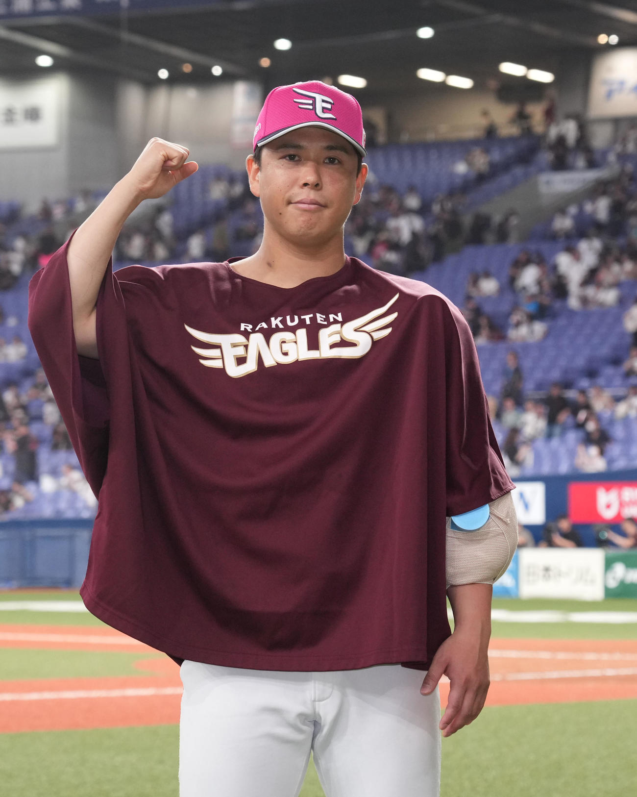 オリックス対楽天　ヒーローインタビューを終えポーズを決める藤井（撮影・森本幸一）