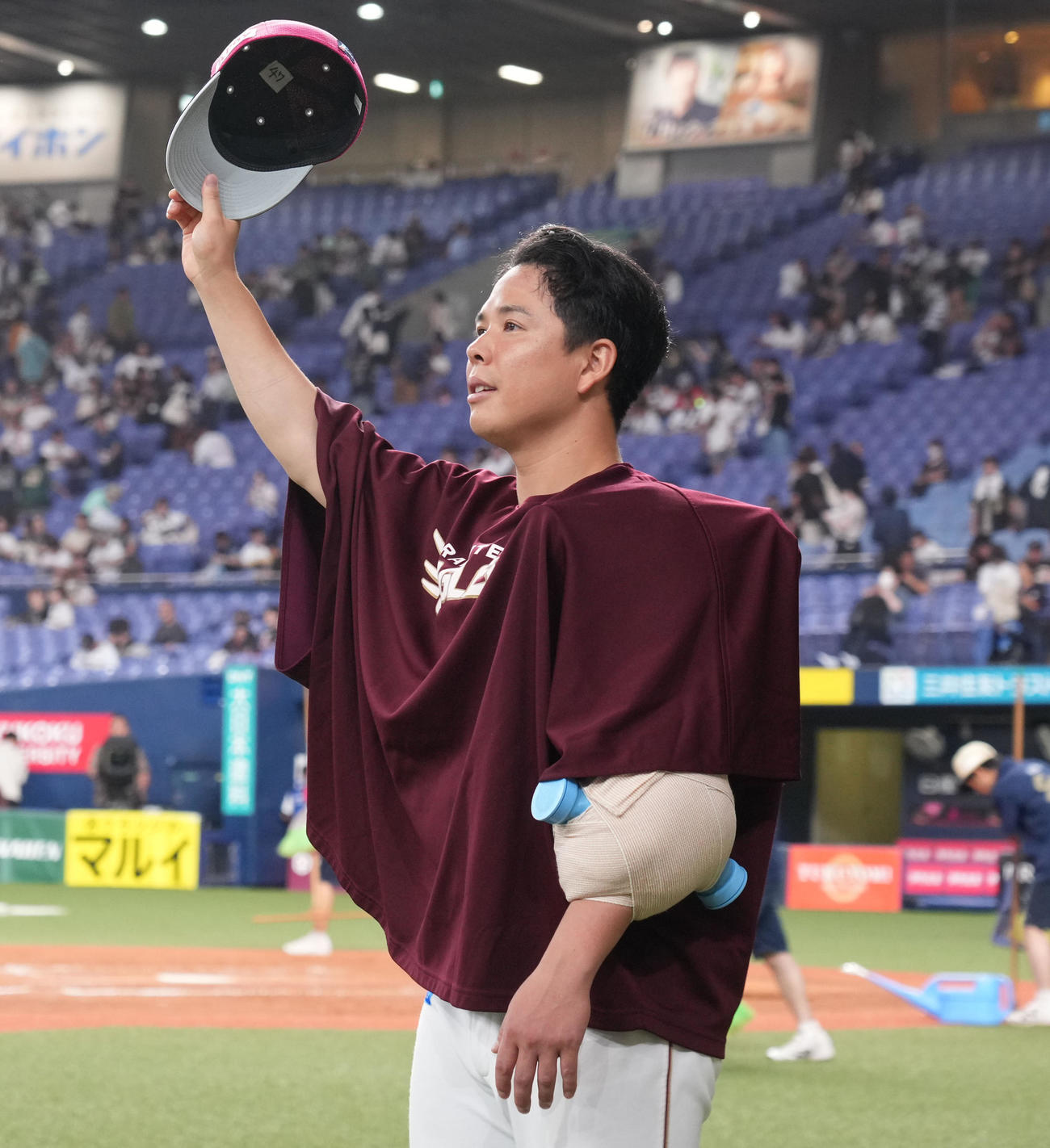オリックス対楽天　ヒーローインタビューをファンの声援に応える藤井（撮影・森本幸一）