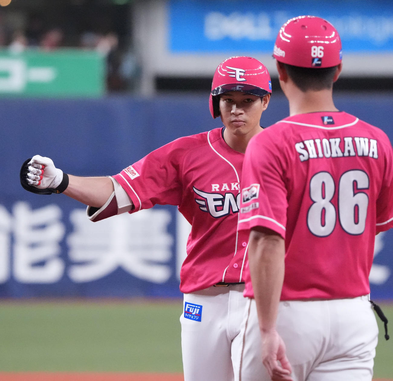 オリックス対楽天　5回表楽天2死一、三塁、中島（左）は左前適時打を放ちベンチへ向かってアピールする（撮影・森本幸一）