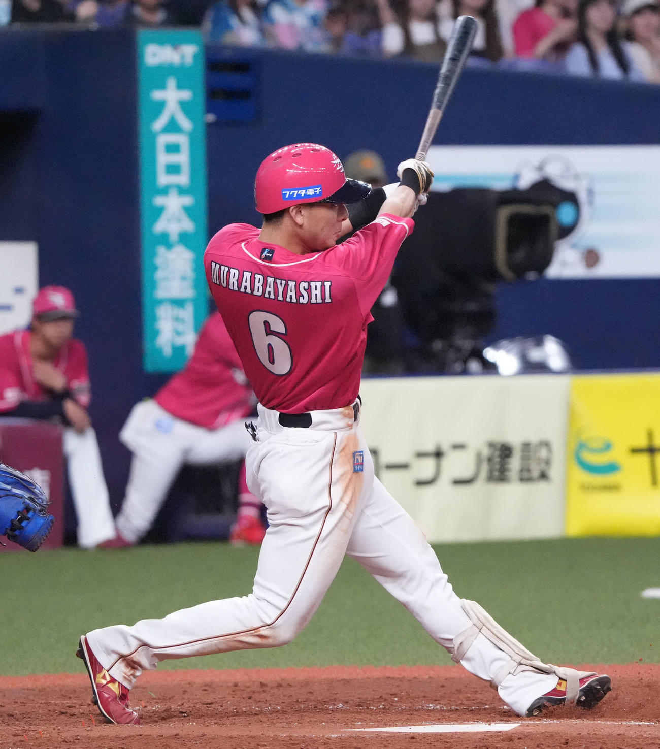 オリックス対楽天　5回表楽天2死一、二塁、左前適時打を放つ村林（撮影・森本幸一）