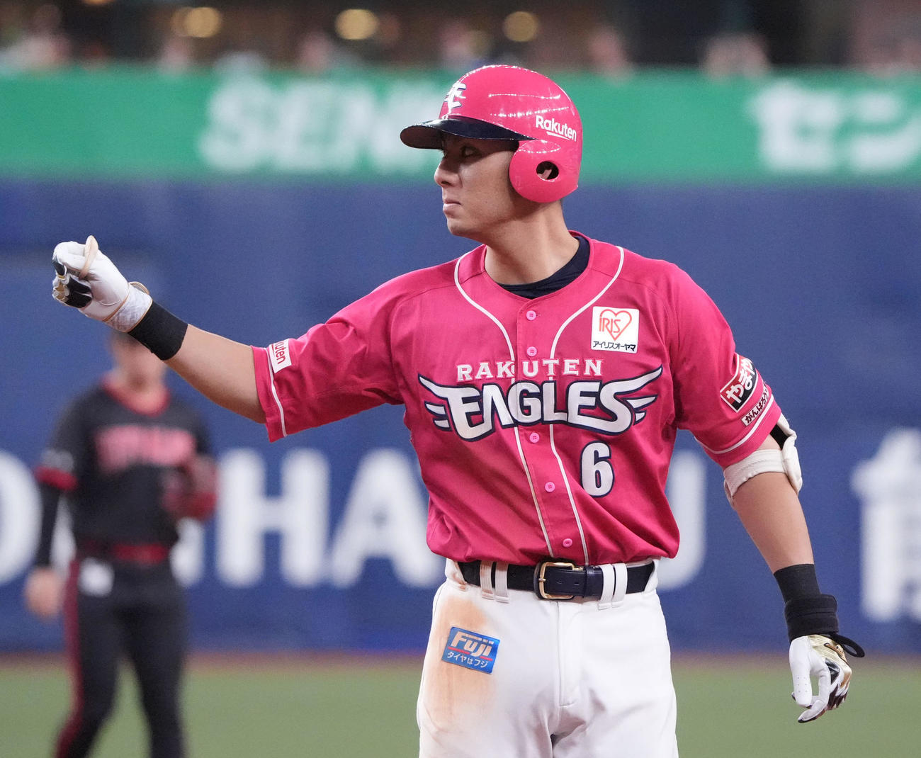 オリックス対楽天　5回表楽天2死一、二塁、左前適時打を放ちポーズを決める村林（撮影・森本幸一）