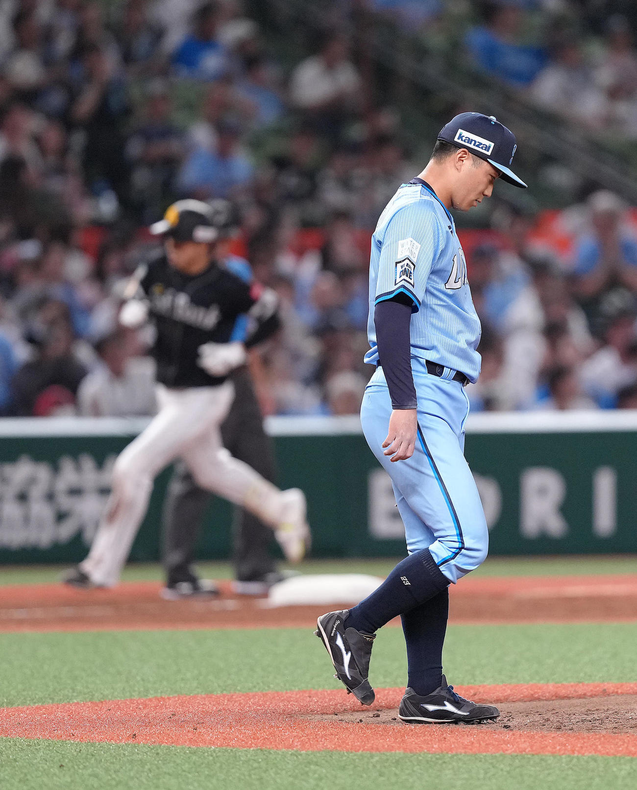 西武対ソフトバンク　5回表ソフトバンク1死二塁、川瀬（後方）に右越え2点本塁打を浴びた糸川（撮影・足立雅史）
