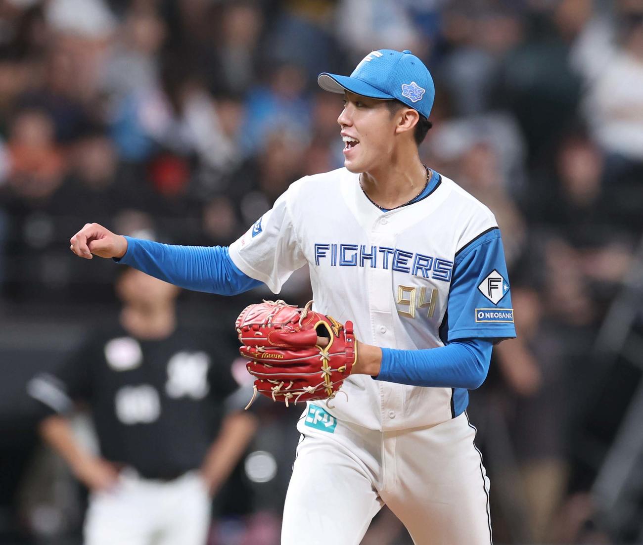 日本ハム対ロッテ　6回表ロッテ2死一、三塁、寺地を三振にとり笑顔の福島（撮影・黒川智章）