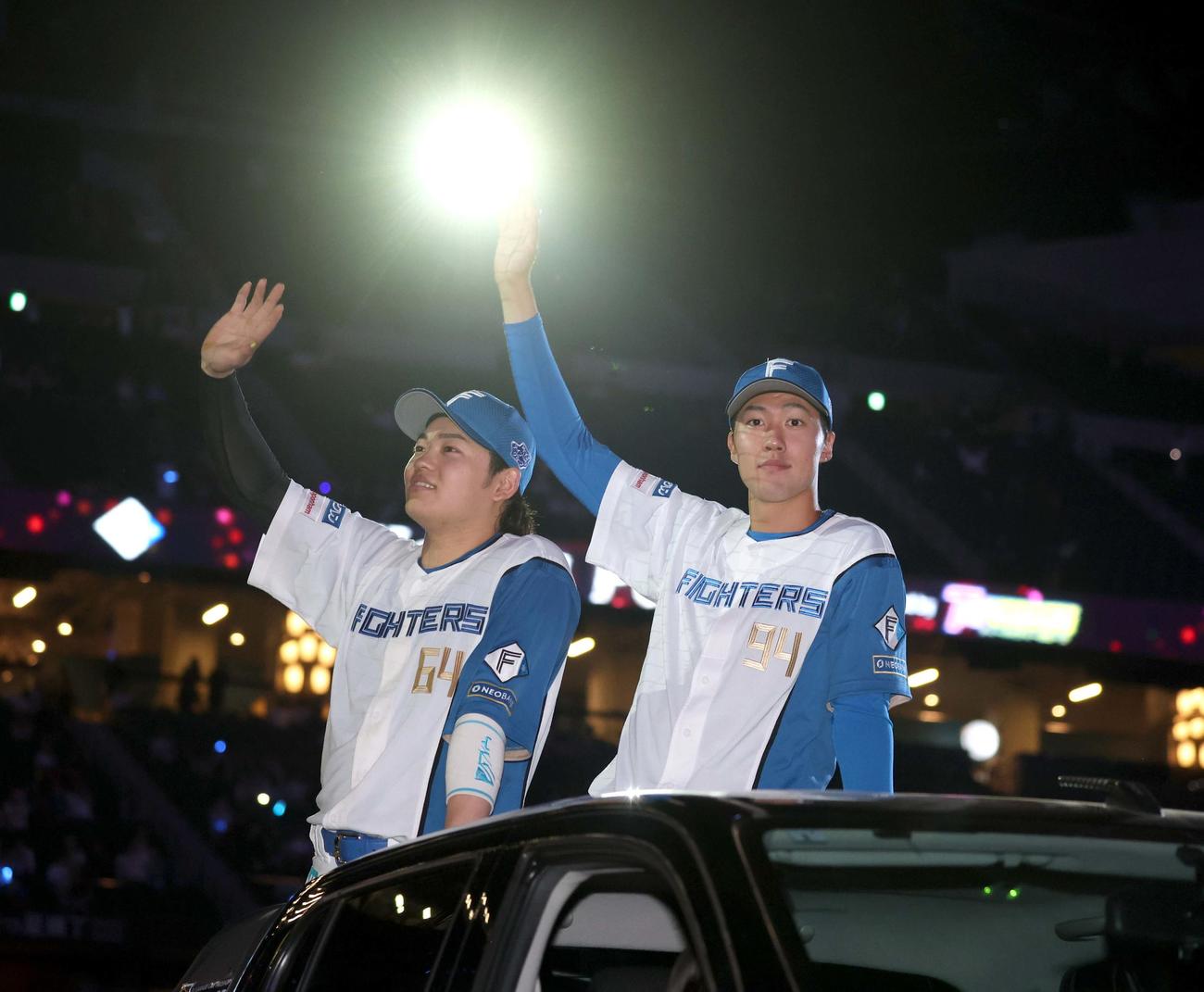 日本ハム対ロッテ　試合後、スタンドに手を振る田宮（左）と福島（撮影・黒川智章）