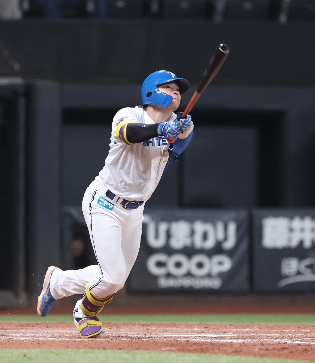 日本ハム対ロッテ　5回裏日本ハム2死二塁、右越え2点本塁打を放つ田宮（撮影・黒川智章）