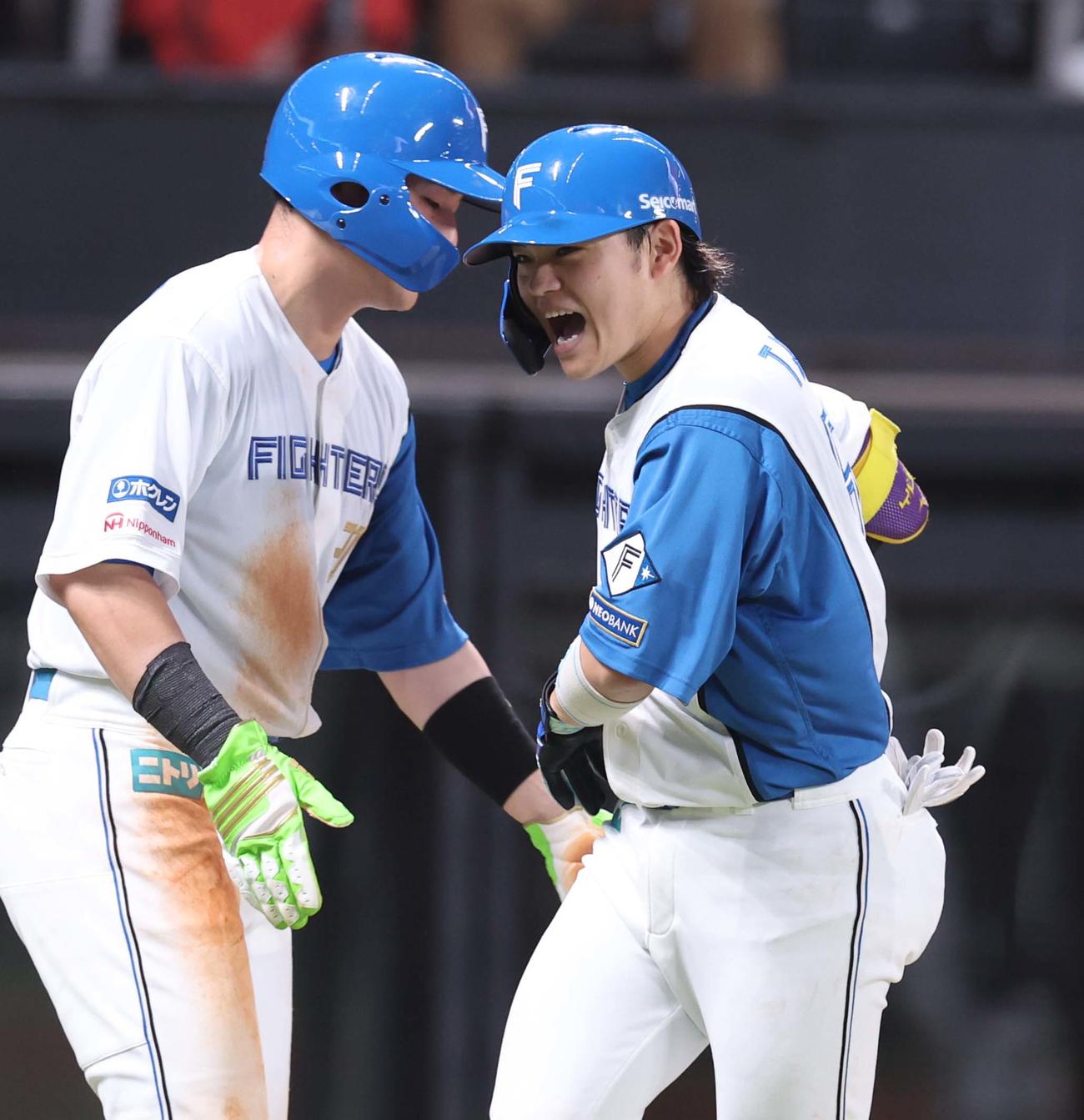 日本ハム対ロッテ　5回裏日本ハム2死二塁、右越え2点本塁打を放ち清宮幸に出迎えられる田宮（撮影・黒川智章）