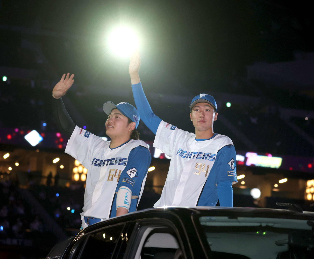 日本ハム対ロッテ　試合後、スタンドに手を振る田宮（左）と福島（撮影・黒川智章）