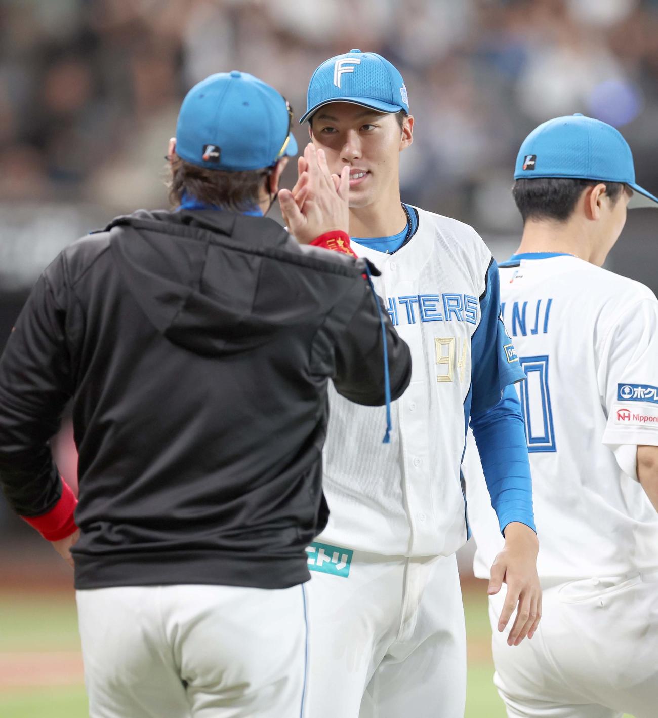 日本ハム対ロッテ　試合後、新庄監督とハイタッチする福島（撮影・黒川智章）