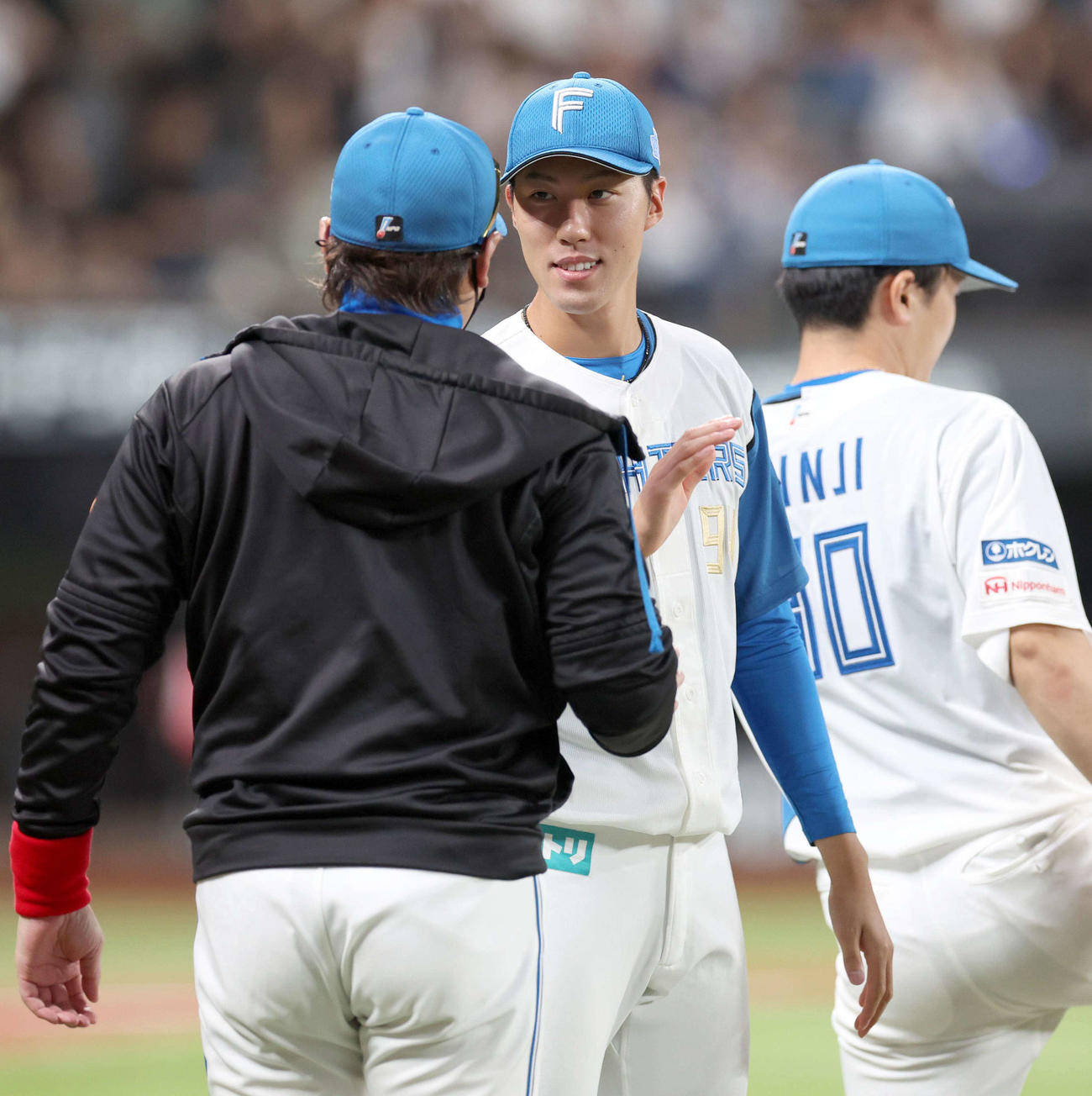 日本ハム対ロッテ　試合後、新庄監督とハイタッチする福島（撮影・黒川智章）