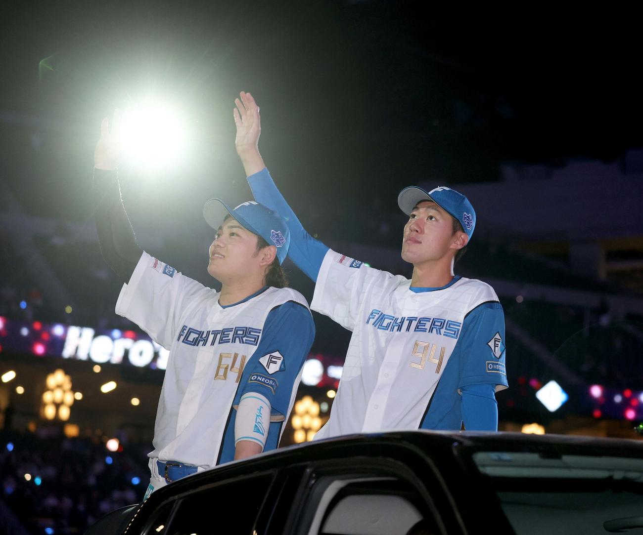 日本ハム対ロッテ　試合後、スタンドに手を振る田宮（左）と福島（撮影・黒川智章）