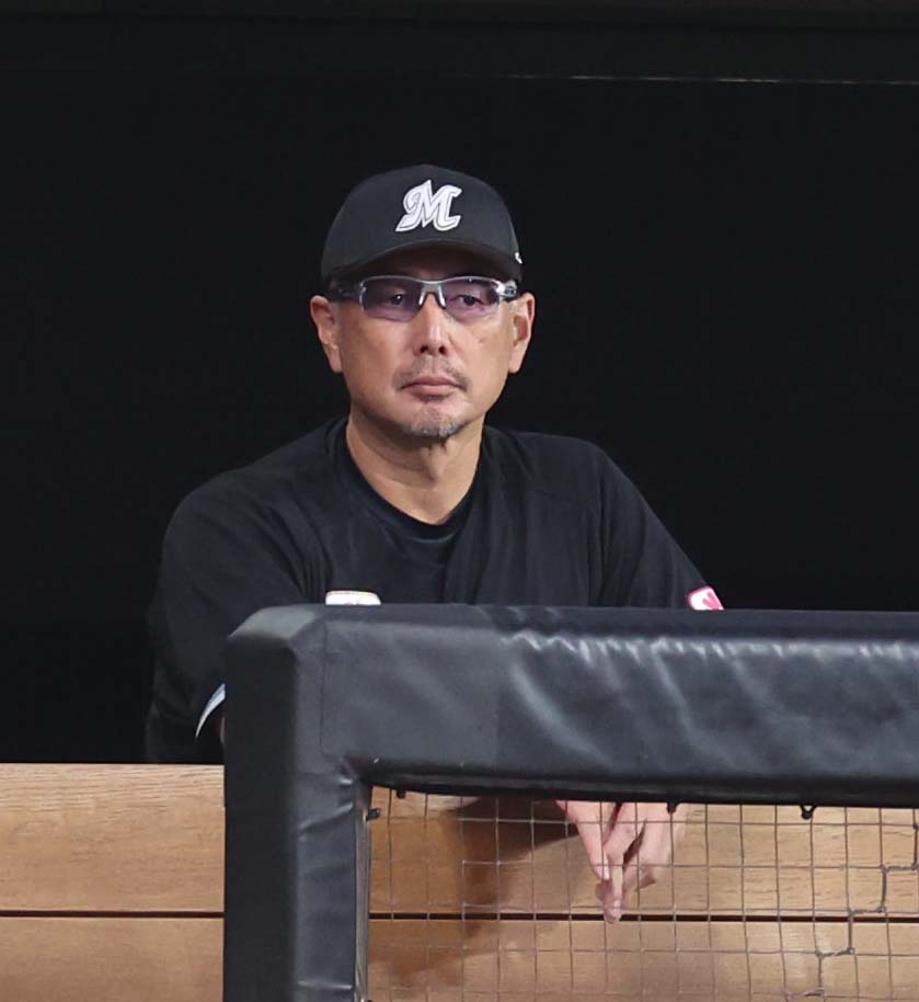 日本ハム対ロッテ　試合を見つめる吉井監督（撮影・黒川智章）
