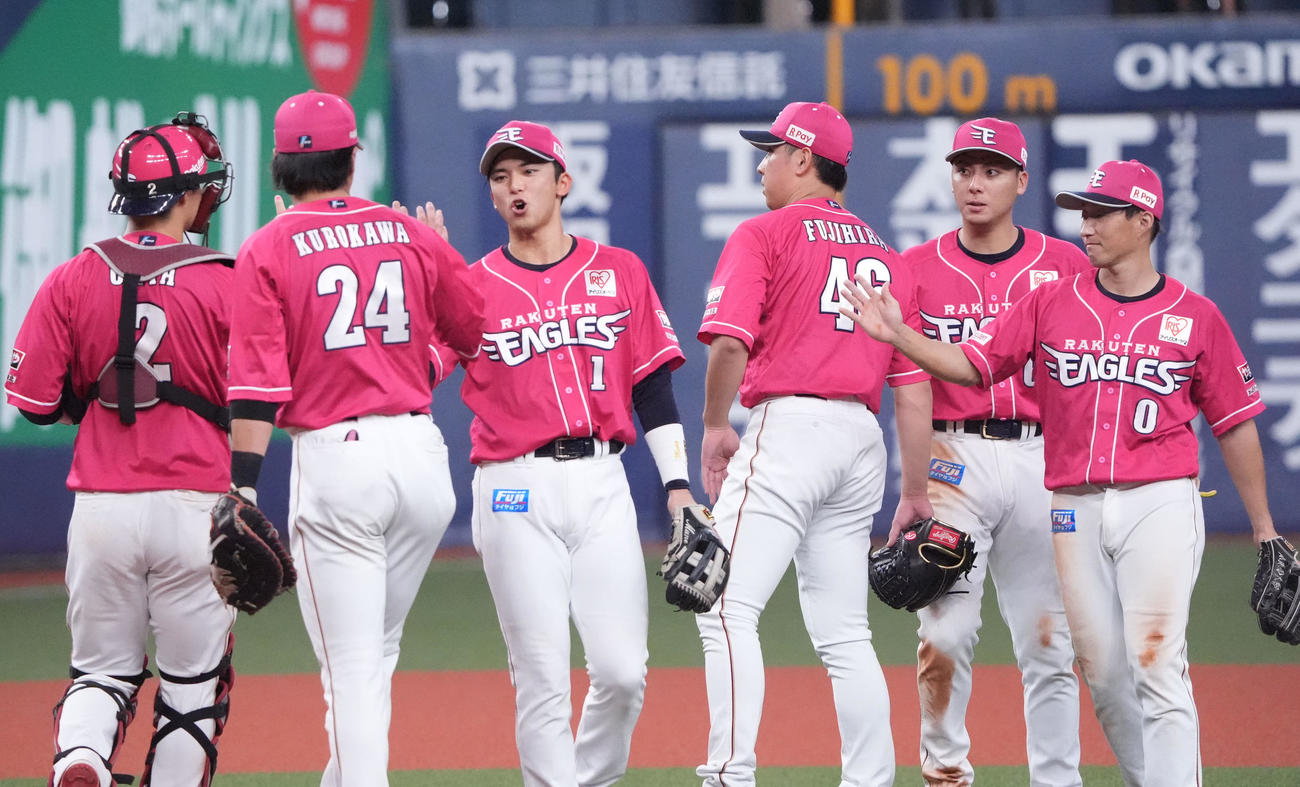 オリックス対楽天　試合終了、オリックスに連勝し喜ぶ楽天ナイン（撮影・森本幸一）