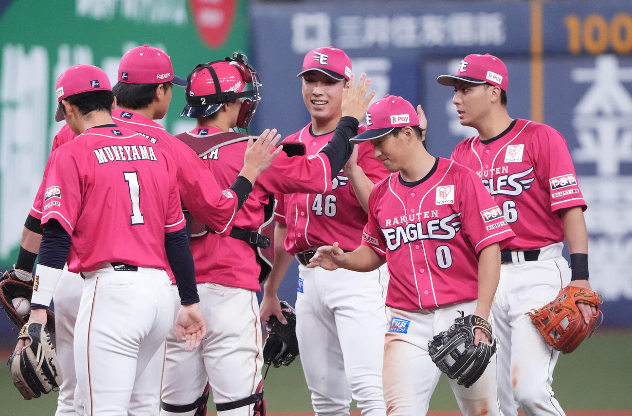 オリックス対楽天　試合終了、オリックスに連勝し喜ぶ楽天ナイン（撮影・森本幸一）