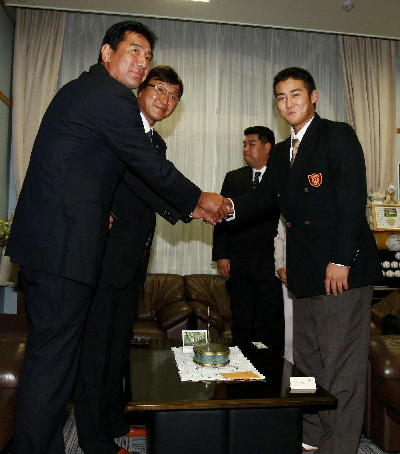 07年ドラフトで日本ハムから1巡目指名を受けた大阪桐蔭・中田翔は中島輝士スカウトからあいさつを受ける
