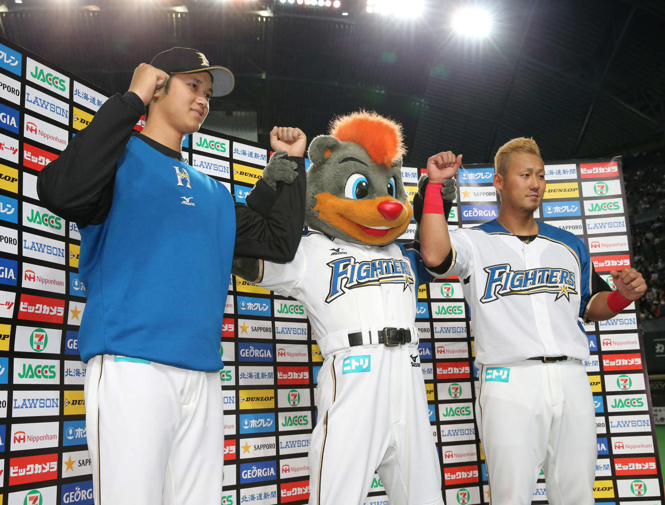 15年4月26日オリックス戦、お立ち台でポーズを決める大谷（左）と中田