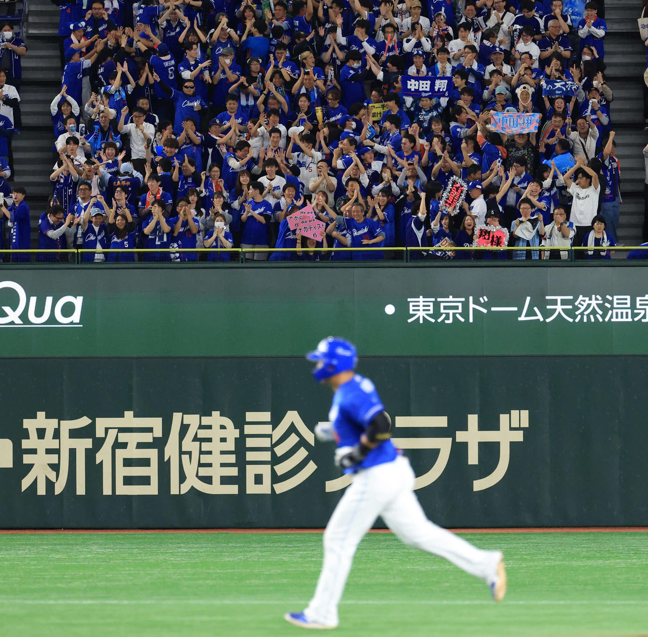 4月22日巨人戦、中田（手前）がソロ本塁打を放ち、左翼スタンドで「ハッピーバースデー」のボードをゆらして喜ぶ中日ファン