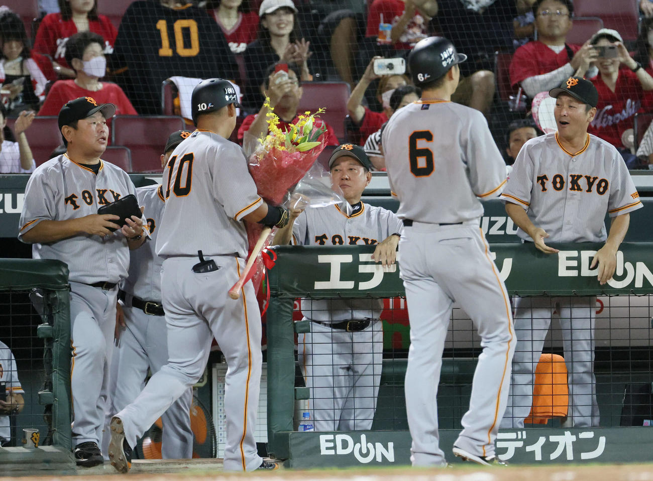 3年8月6日広島戦、中田翔（左から2人目）は300号3ランを放ち原監督（中央）から迎えられる