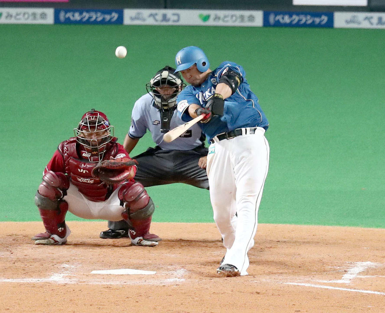 18年8月24日楽天戦で中田翔は左越えにプロ通算200号本塁打を放つ