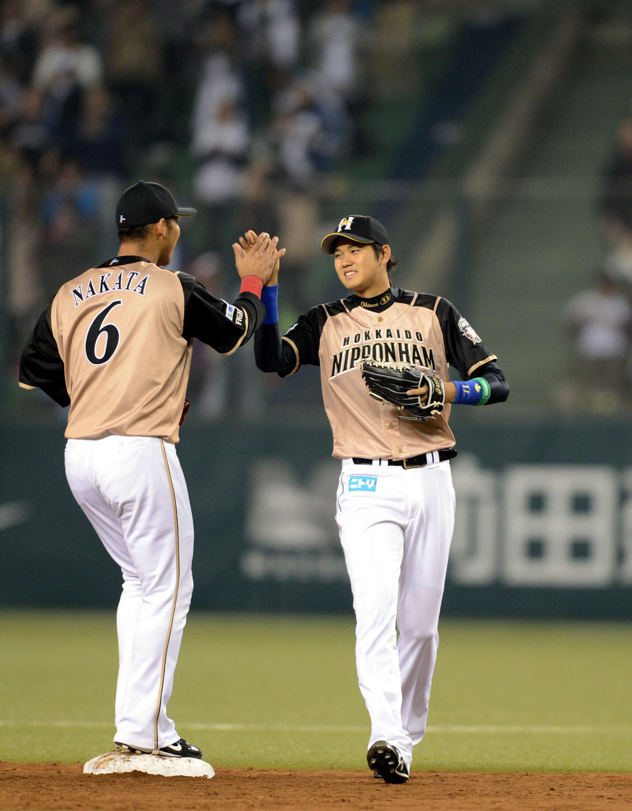 13年3月29日西武西武戦で中田（左）と初めての勝利のハイタッチを行う大谷