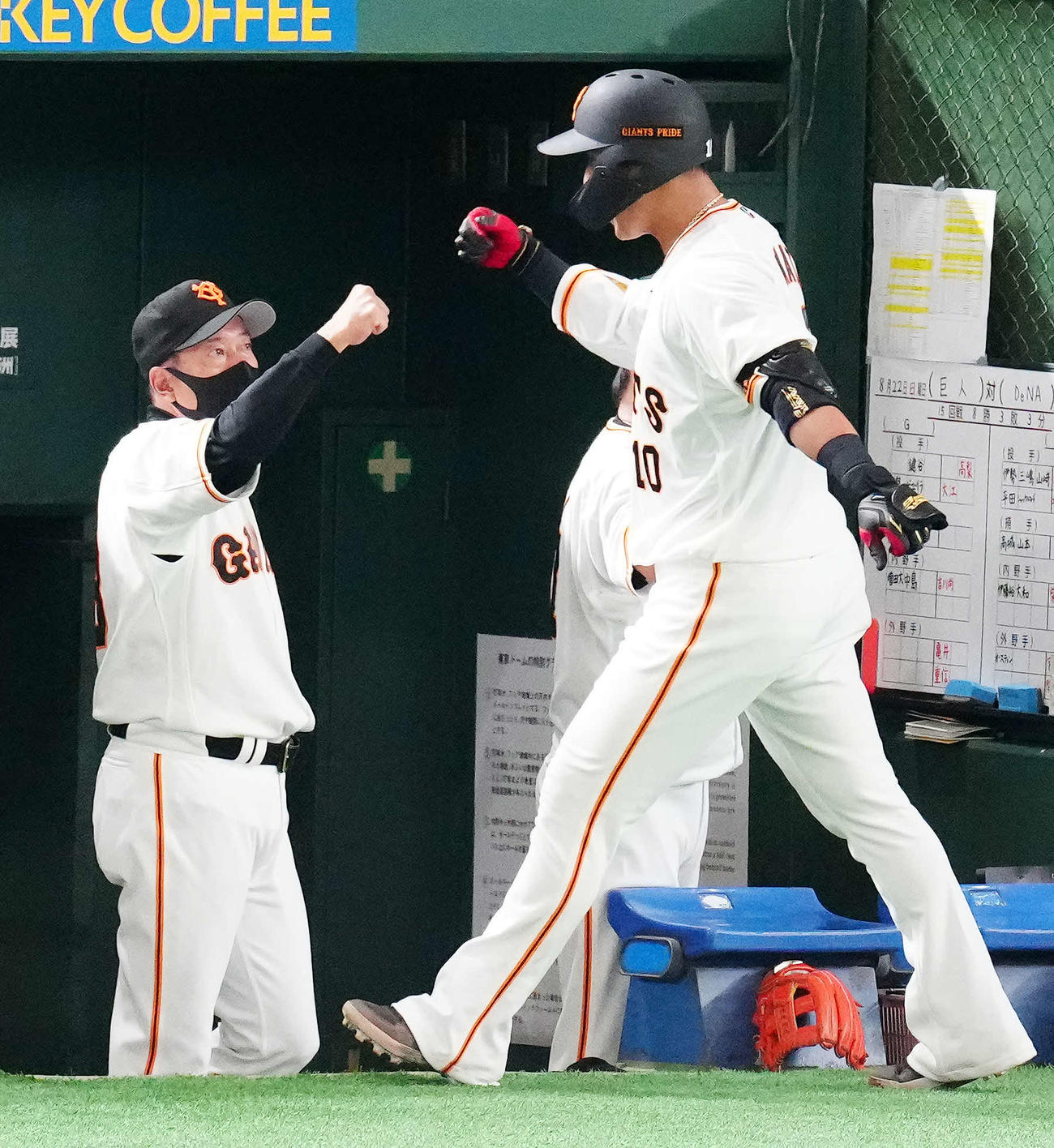 巨人対DeNA 7回裏巨人1死二塁、2点本塁打を放った中田（右）とタッチをかわす原監督（撮影・江口和貴）