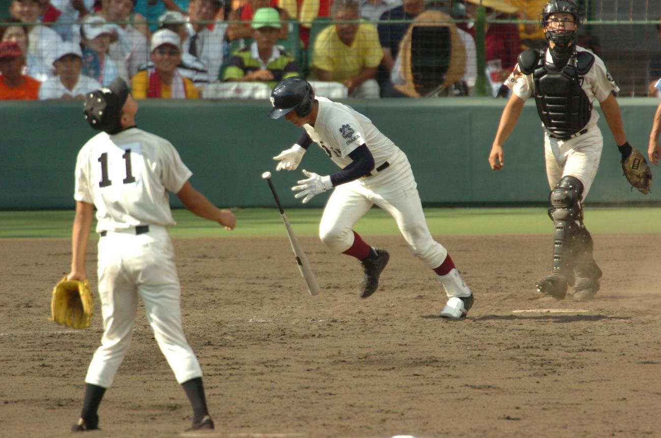 05年夏の甲子園準決勝、駒大苫小牧戦で田中将大から安打を放つ大阪桐蔭・中田翔