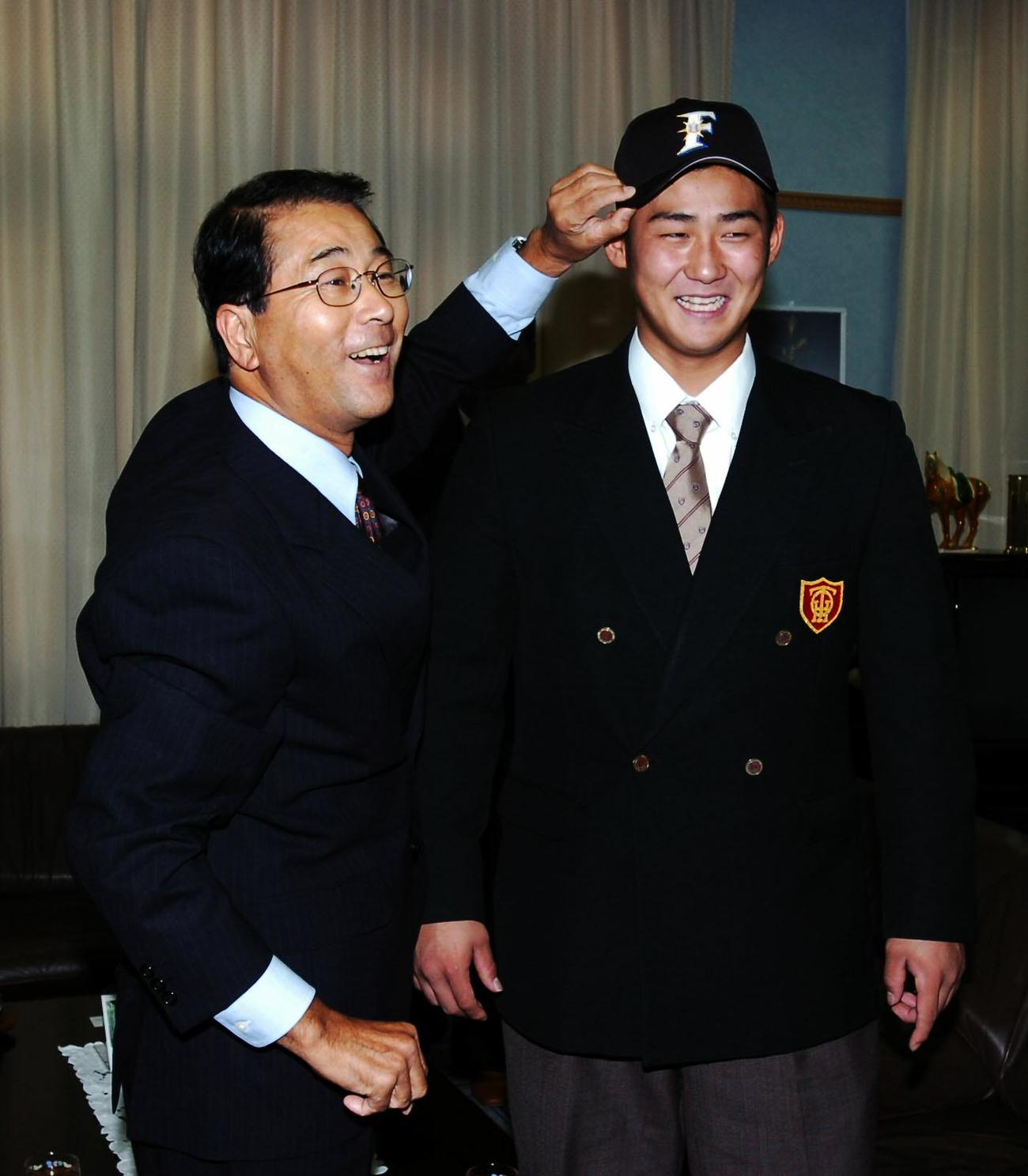 07年ドラフトで日本ハムから指名を受けた大阪桐蔭・中田翔は指名あいさつで日本ハム高田繁GMから帽子をかぶらせてもらう