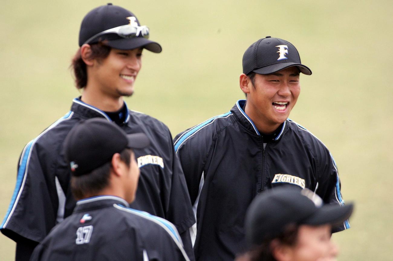 08年キャンプ打ち上げで笑顔の中田（右）とダルビッシュ