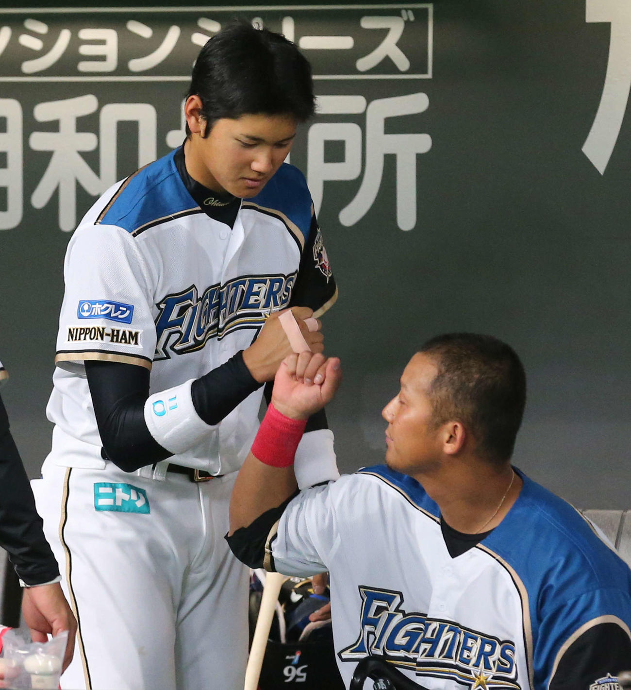 試合後、中田とグータッチを交わす大谷（2013年撮影）