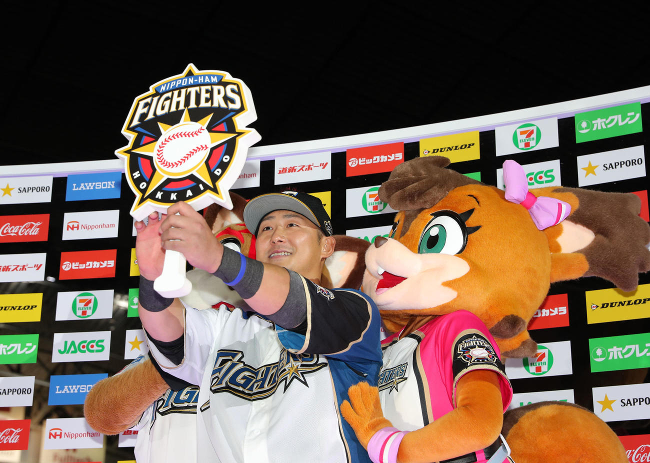 19年3月29日オリックス戦のヒーローインタビューで自撮りをする日本ハム中田