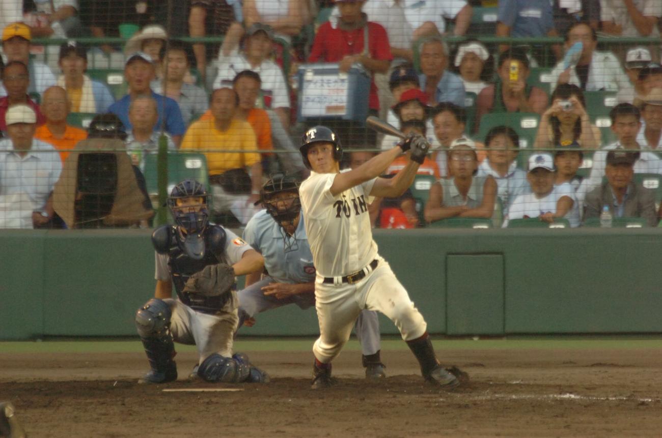 06年夏の甲子園1回戦、横浜戦でバックスクリーン左に特大本塁打を放つ大阪桐蔭・中田翔