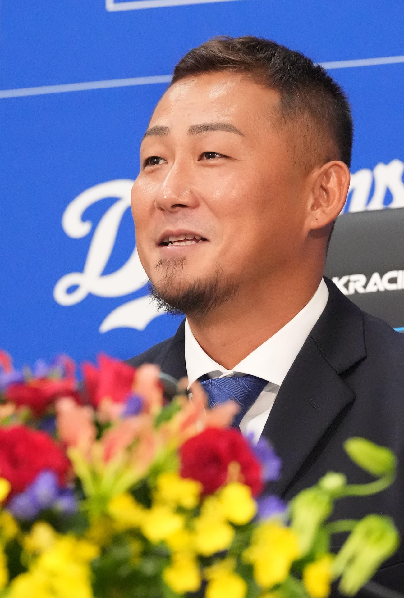 現役引退を表明し会見する中田（撮影・森本幸一）