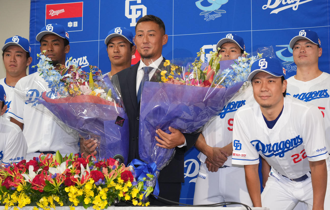 会見を終えた中田（中央）はナインから花束を受け取り記念撮影に納まる（撮影・森本幸一）