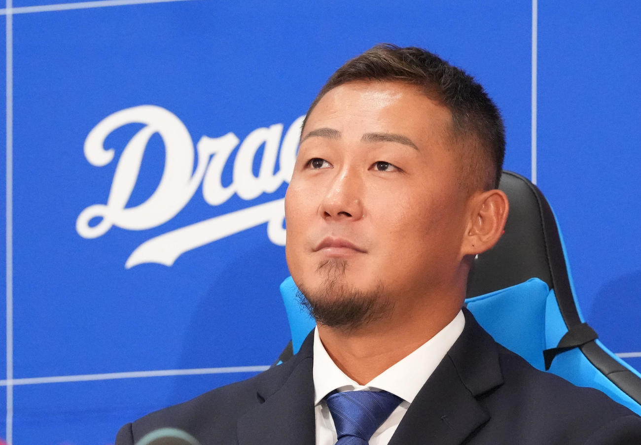 現役引退を表明し会見する中田（撮影・森本幸一）