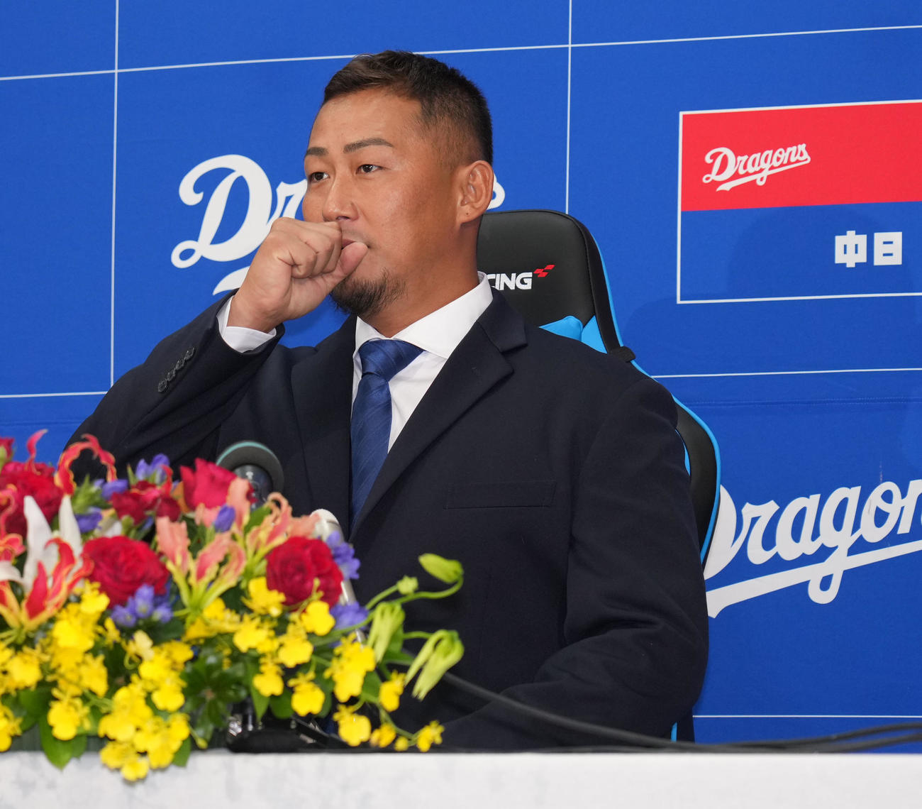 現役引退を表明し会見する中田（撮影・森本幸一）