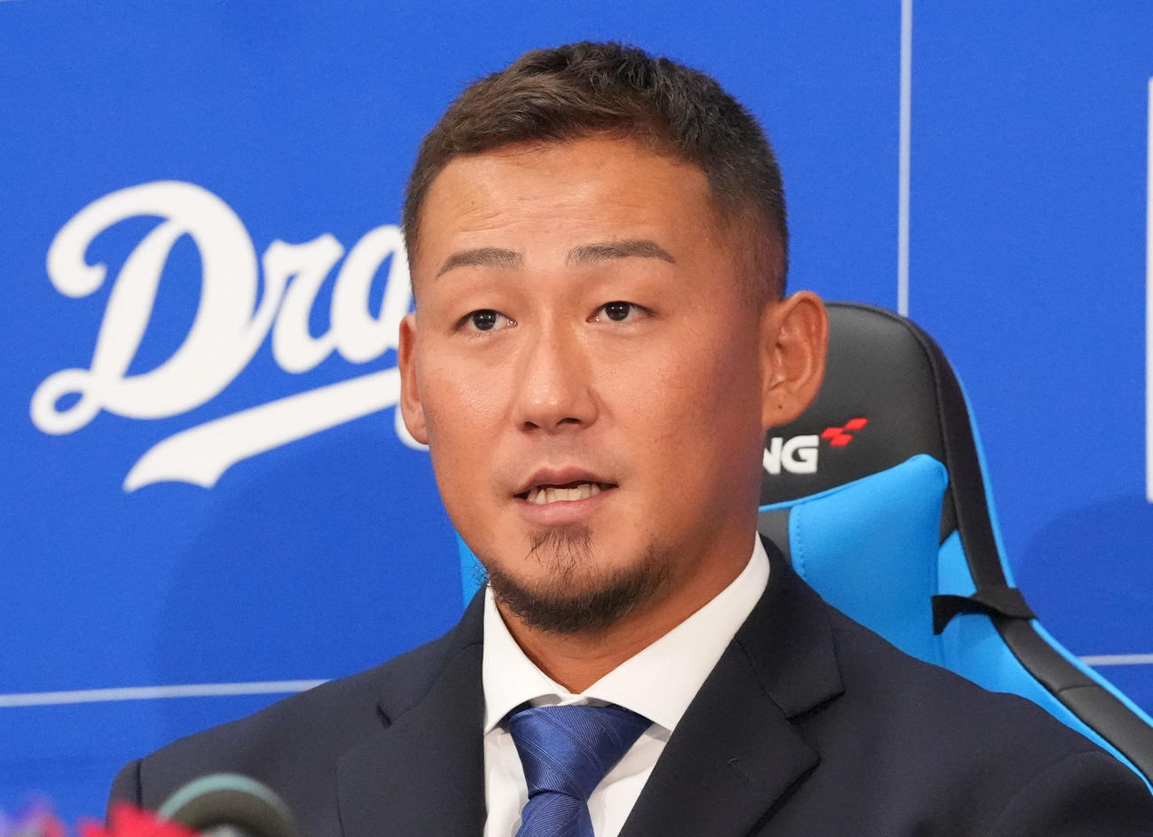現役引退を表明し会見する中田（撮影・森本幸一）