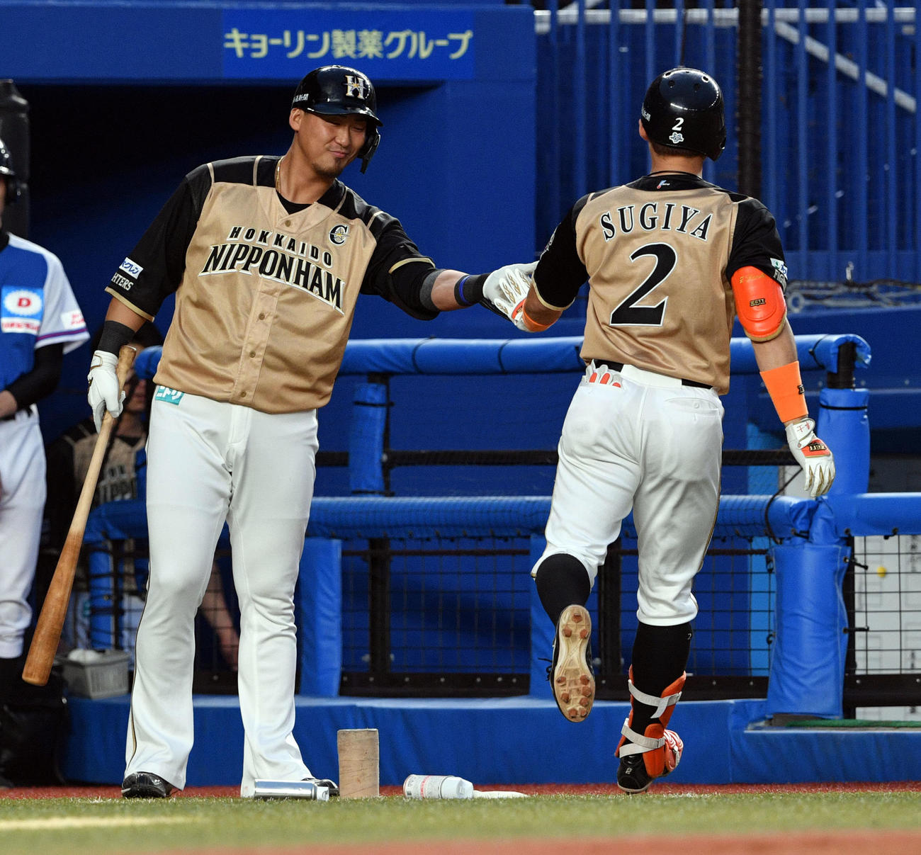 右越えソロ本塁打を放った杉谷（右）は生還し中田とタッチを交わす（2019年7月8日撮影）