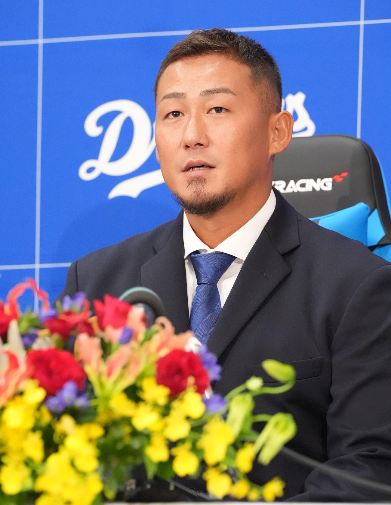 現役引退を表明し会見する中田（撮影・森本幸一）