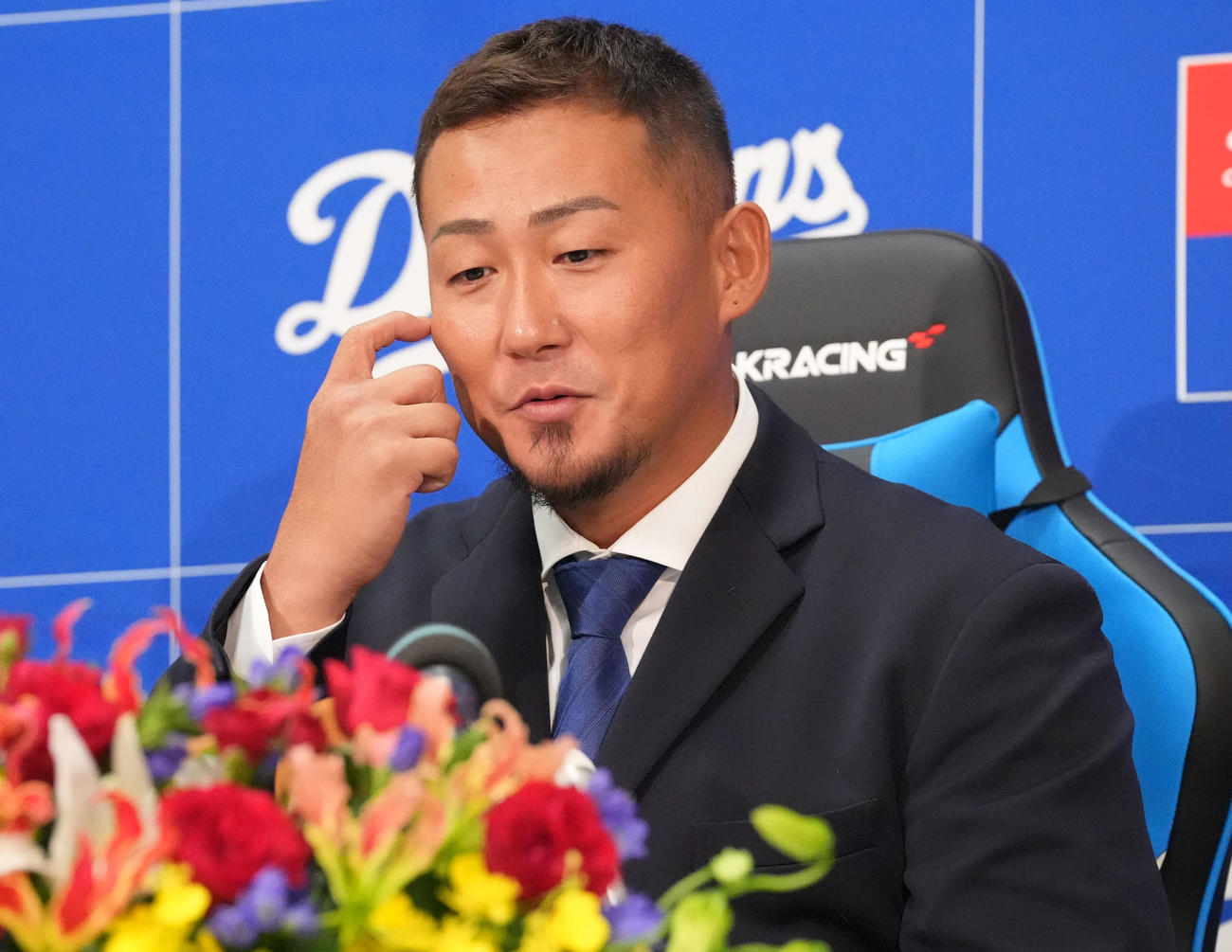 現役引退を表明し会見する中田（撮影・森本幸一）