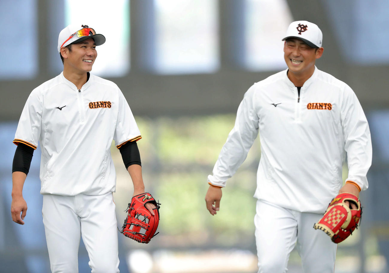 笑顔でノックを終える巨人坂本（左）と中田（2022年2月撮影）