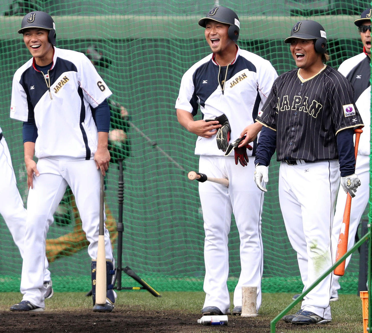 「侍ジャパン」宮崎合宿笑顔を見せる、左から坂本、中田、平田（2017年2月撮影）