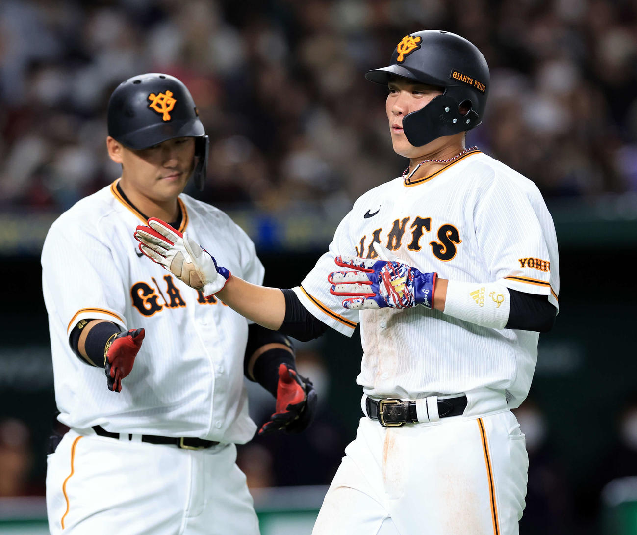 生還した坂本（右）は中田翔とハイタッチ（2023年3月撮影）