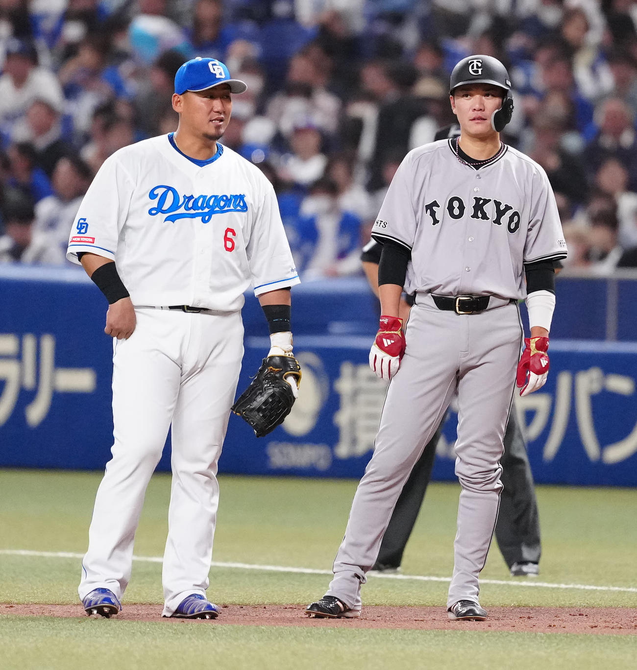 左前打を放った坂本（右）と一塁手中田（2024年4月2日撮影）