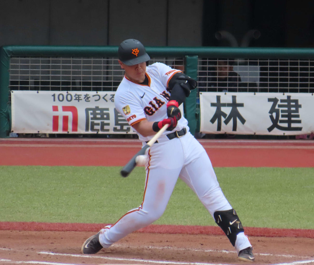 第3打席で中前打を放つ巨人岡本（撮影・水谷京裕）