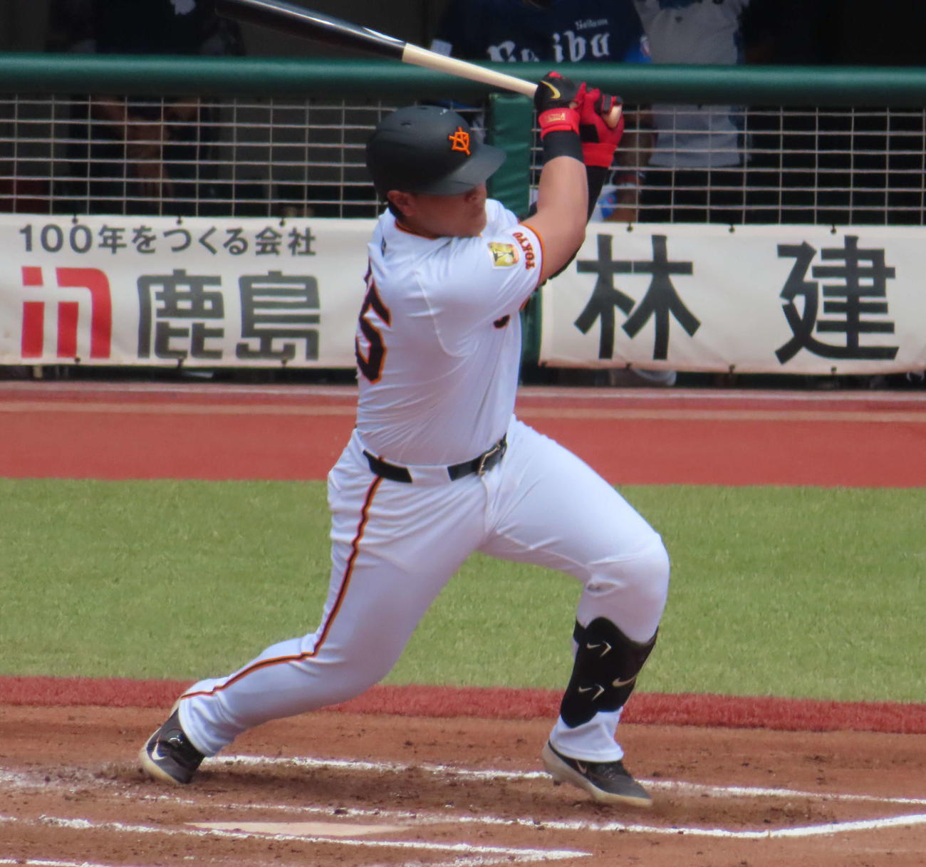 第1打席で左前適時打を放つ巨人岡本（撮影・水谷京裕）