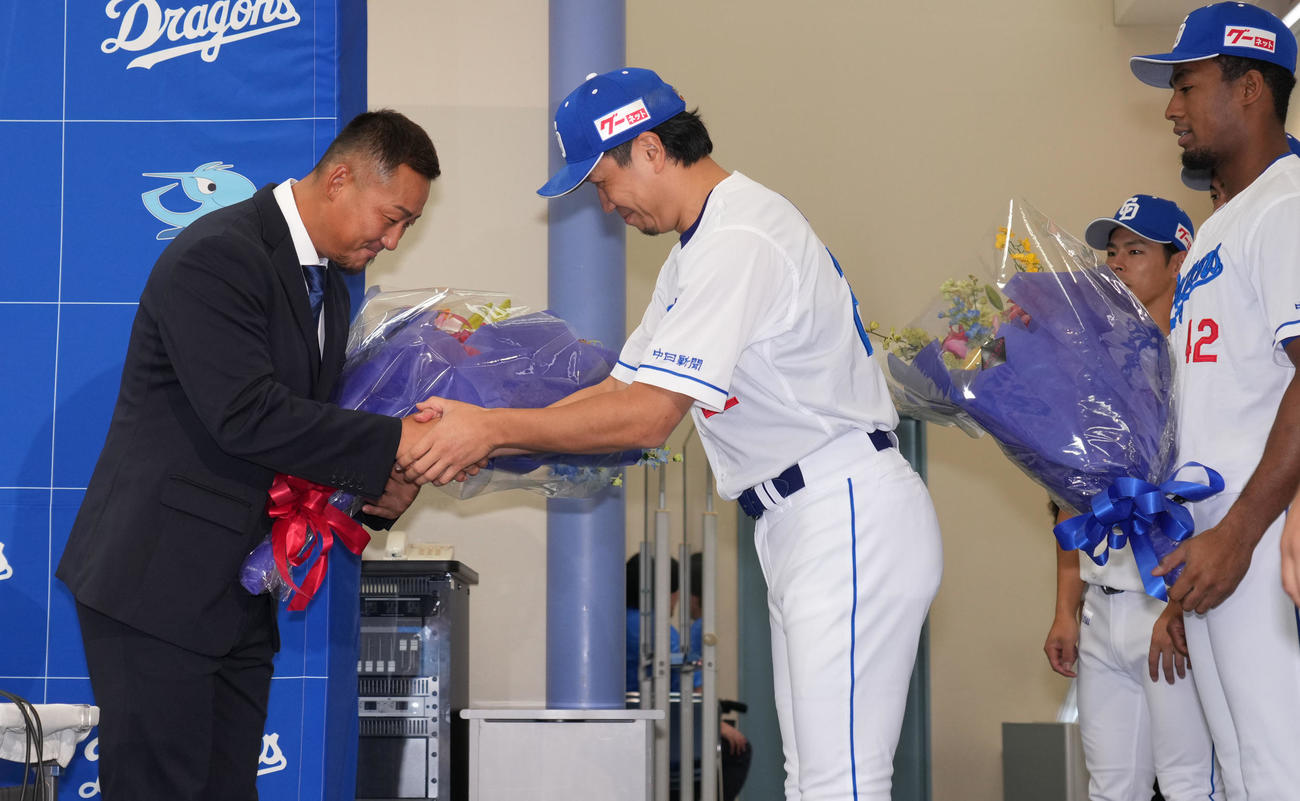 会見を終えた中田（左）は大野から花束を受け取る（撮影・森本幸一）
