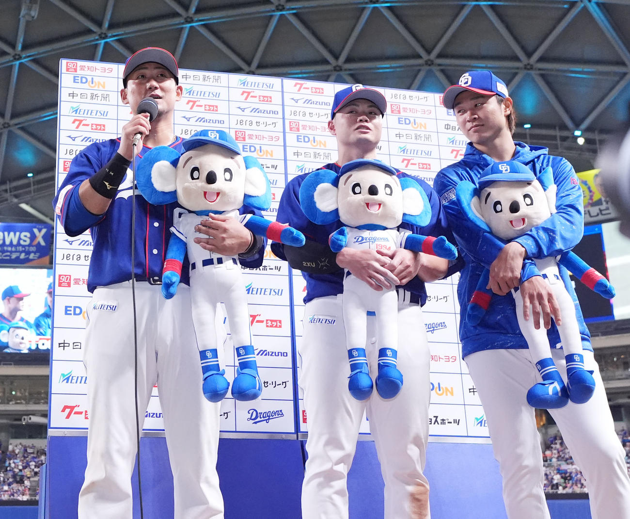 中日対DeNA　ヒーローインタビューのお立ち台に上がる（左から）中田、細川、高橋宏（撮影・森本幸一）